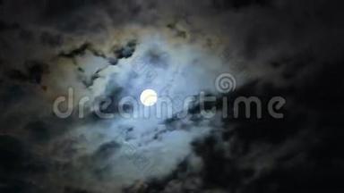 夜晚的满月和黑云